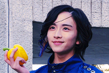 Heure from Kamen Rider Zi-O holding a bell pepper, looking smug.